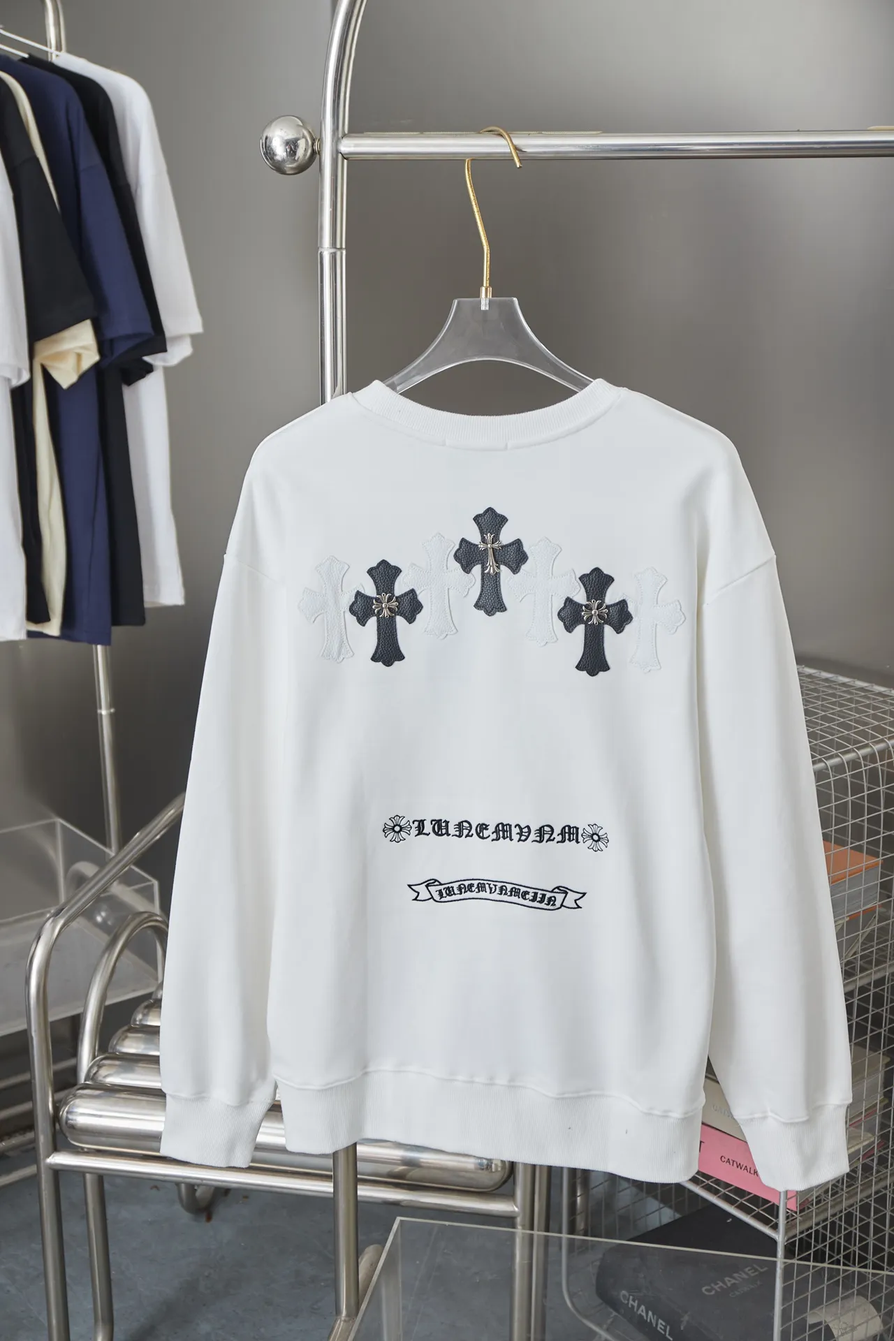 🅿️270 Ch＊ome Hearte 25FW Autumn and Winter Cross leather patch pullover round neck sweatshirt Light luxury essential item for daily commuting for men and women Correct version Welcome to compare Detailed features · Made of 480g pure cotton double yarn fish scale terry fabric · Dust-free facial singeing process Bottom suction Environmentally friendly reactive dyeing · Imported Tajima machine embroidery patch leather cross · Imported Tajima machine embroidered logo letters · Hand-stitched hardware Crochet heart · Double-needle sewing cross-stitching process · Original main mark, washed tag, moisture-proof paper packaging Color: White/Black Size: S M L XL